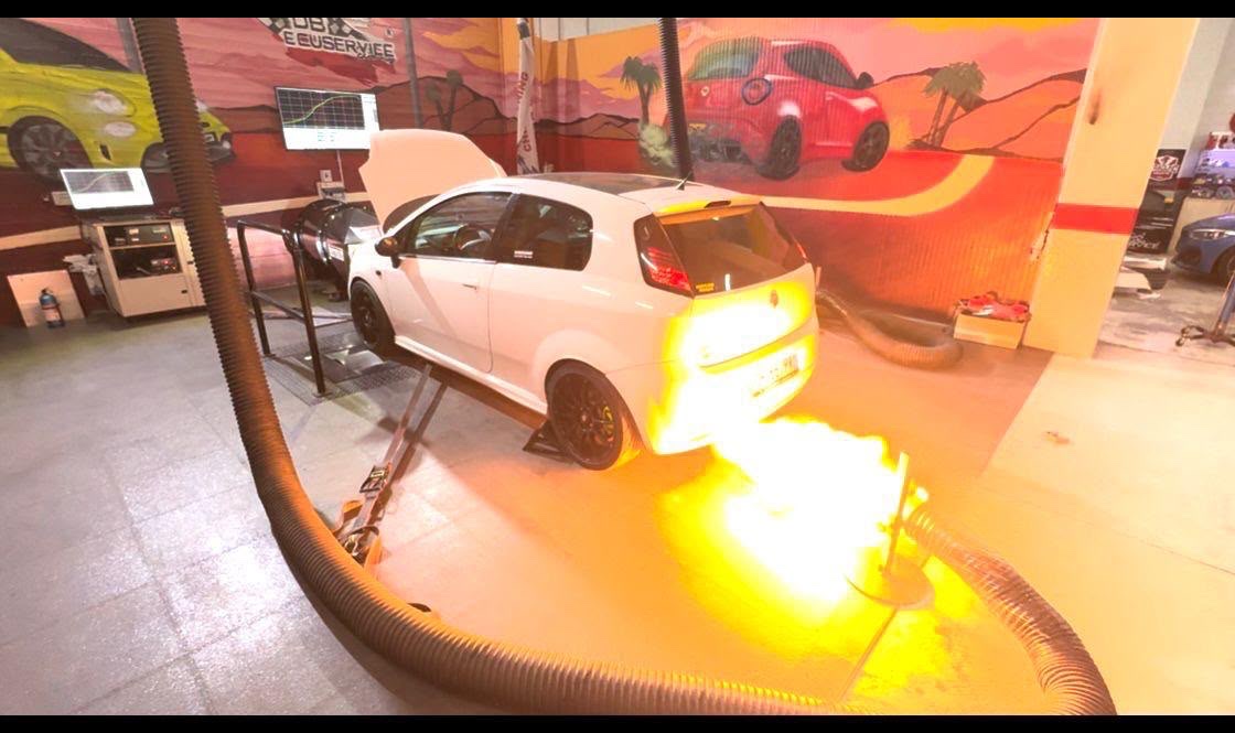 Fiat Punto sul banco prova a rulli con fiammata dallo scarico durante la rullata