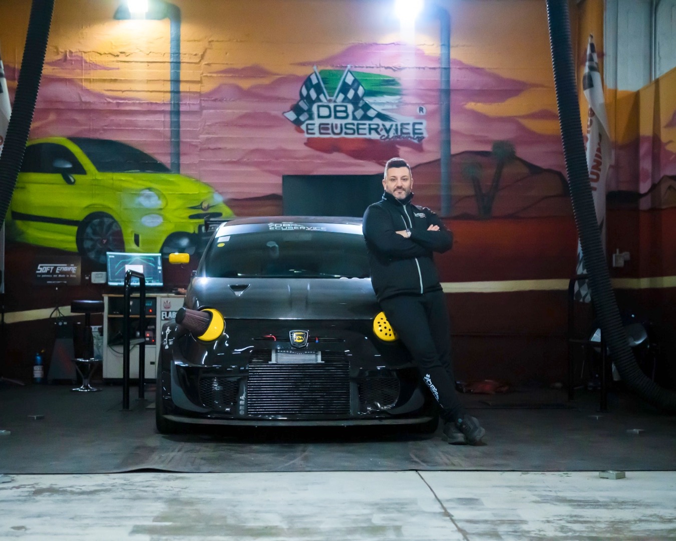 Daniele Bruno, titolare di D.B. ECU Service, nella sua officina di chiptuning a Torino con un'Abarth elaborata